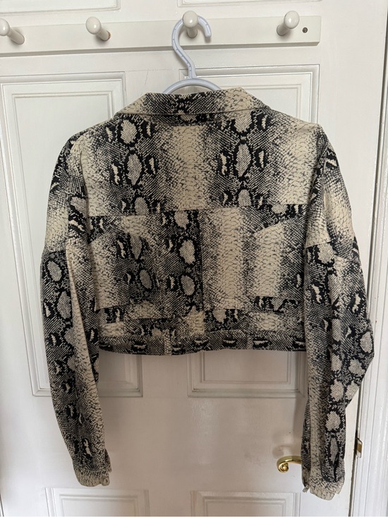 Fashion Nova Jackets & Blazers - Fashion Nova Cropped Snake Print Jean Jacket - Black & Cream